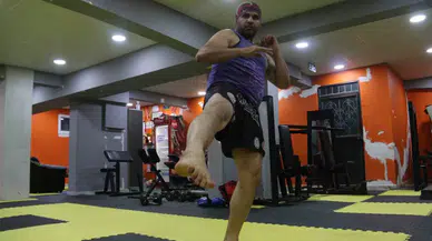 Muz Ağaçlarını Tekmeleyerek Parçalayan Dövüşçü Performansıyla İlgi Odağı Oldu