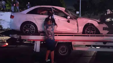 Pendik’te Denetimden Çıkan Araba Bariyeri Aşıp Yola Devrildi