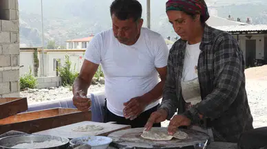 Vefakar Çift, Kavurucu Sıcakta Evlatlarını Okutabilmek İçin Tandır Başında Ter Döküyor