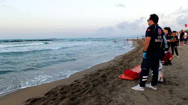 Yasağa Karşın Denize Giren Şahıs Dalgalar Ortasında Kayboldu