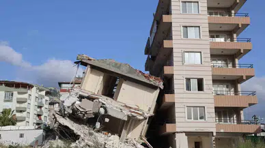 Yıkımı Gerçekleştirilen 6 Katlı Bina Yandaki Az Hasarlı Binanın Üzerine Devrildi