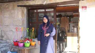Zelzelede Konutu ve 2 Katlı İş Yeri Yıkılan Bayan, 12 Metrekarelik Mağazasında Hayata Tutundu