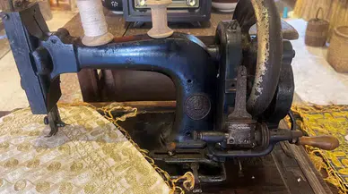 224 Yıllık Tarihi Dikiş Makinasına Gözü Üzere Bakıyor
