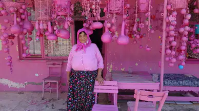 75 Yaşındaki Sakine Teyzenin ’Pembe’ Hayatı