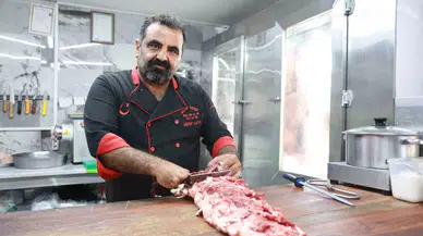 8 Yaşındayken Elini Kıyma Makinesine Kaptıran Kasabın, 5 Parmağında 10 Beceri