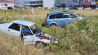 Çarpışan İki Otomobildeki 4 Kişi Yaralandı