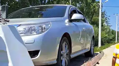 Arabanın Motoruna Sıkışan Kedi İçin Seferber Oldular