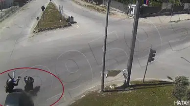 Arabayla Çarpışan Motosiklet Şoförünün Havaya Uçtuğu Anlar Kamerada