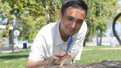 Bahçede Bulduğu Sincap En Yakın Arkadaşı Oldu