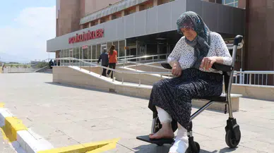 Başıboş Köpeklerin Saldırısına Uğrayıp Yaralanan Bayan Dehşet Anlarını Anlattı