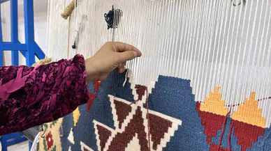 Bayanlar İlmik Atarak Kar Elde Etmek İçin Çıktıkları Yolda Birinci Kilimi Bitirdiler
