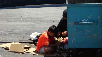 Beyoğlu’nda Turistlerden Aldığı Parayı Döviz Ofisinde Bozduran Dilenci Yakalandı