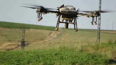 Bitlis’teki Çiftçiler Tasarruf İçin İlaçlamayı Dronla Yapıyor