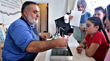 Çocuklara Ebru Aşkını Aşılıyor