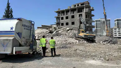 Denetimli Olarak Yıkılan 4 Katlı Binanın Yerle Bir Olmasıyla Yaşanan Panik Kamerada