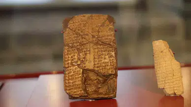 Diyarbakır Müzesi’nde Yalnızca Bayan İsimlerinin Yazılı Olduğu 2 Bin 648 Yıllık ’Kil Tablet’ Dikkat Çekiyor