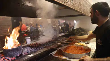 Diyarbakır’da Sıcak Havaya Karşın Ocakbaşında Ciğer Yemek Tercih Ediliyor