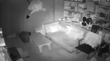 Havalandırma Camından Girerek 22 Telefon Çaldı