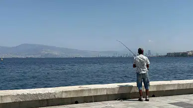 İzmir Körfez’deki Felakete Karşın Balık Tutmaya Devam Ediyorlar