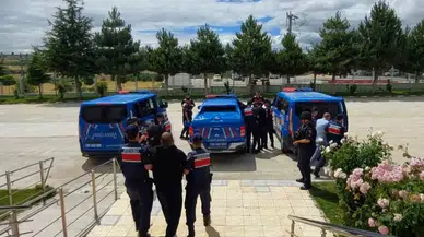 Jandarma 12 Aranan Şahsı Yakalayarak Adalete Teslim Etti