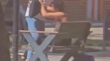 Kız Arkadaşı Herkesin Gözü Önünde Bu türlü Darp Etti, Akabinde Kaçtı
