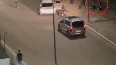 Önünü Kestiği Motosikletliyi ve Yanındaki Genç Kızı Tekraren Yumrukladı