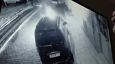 Park Halindeki Aracı Akaryakıt Dökerek Ateşe Verdiler... O Anlar Kamerada