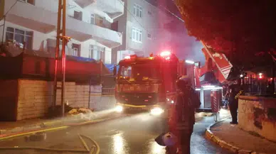 Pendik’te İki Binanın Çatısı Alevlere Teslim Oldu