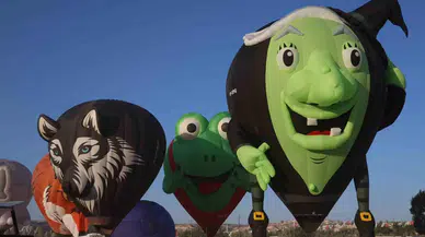 Sıcak Hava Balonları Gökyüzünde Görsel Şölen Oluşturdu