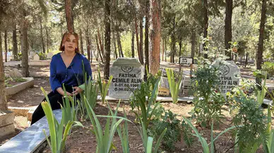 Türkiye’yi Duygulandıran Yüzüğü Bulamayan Depremzede Zehra Öğretmen, Annesinin Mezarı Başında Özür Diledi