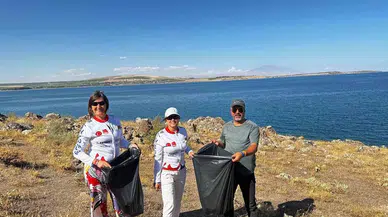 Vangölü Aktivistleri Derneği Üyeleri Tatvan Kıyısında Çöp Topladı