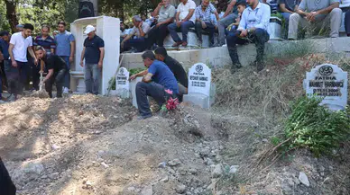 Zelzeleden Bu Yana Sürdürdüğü 18 Aylık Ömür Uğraşını Kaybeden Adam, Evlatları ve Eşinin Yanına Defnedildi