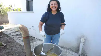 Zelzelenin Azmini Yıkamadığı Bayan Meskeninin Bahçesinde Ürettiği Sabunları Satarak Gelir Elde Ediyor