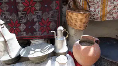 30 Yıldır Topladığı Yaklaşık 200 Yıllık Eşyaları Konutunun Bahçesinde Sergiliyor