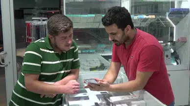 372 Gün Su Altında Kalan Telefonu Buldu, Tamir Edip Sahibine Teslim Etti