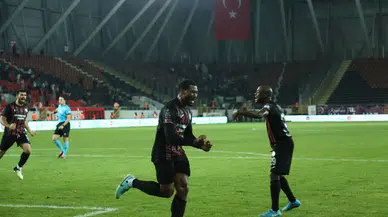 Gözyaşlarını Tutamadı