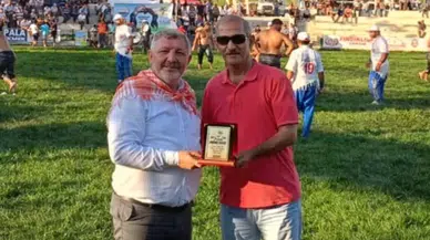 İrfan Ermiş’e Teşekkür Plaketi