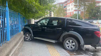 Kamyonet Okul Duvarına Çarptı