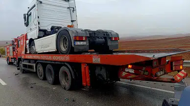 Otomobil Çekiciye Çarptı: Dört Yaralı