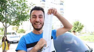 Adana’da Trafik Cezası Yiyen Şoför Ceza Makbuzuyla Hatıra Fotoğrafı Çektirdi