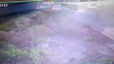 Araba Refüje Çıkıp Trafik Işıklarına Çarptı: 2 Yaralı