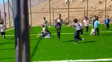 Bahçesaray’da Yürekleri Isıtan Anlar: Minikler Saha Kirlenmesin Diye Ayakkabılarını Çıkarıp Oynadı