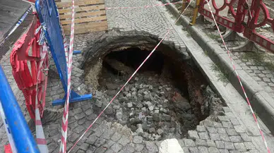 Beyoğlu’nda Çöken Yol Güvenlik Kamerasında
