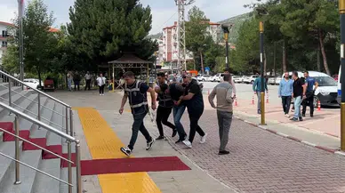 Burdur’da Arabasının Önünü Kesip Halasının Oğlunu Öldüren Genç ve Eşi Tutuklandı