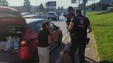 Bursa’da Trafikte Yavru Kedi Alarmı..polisler 4 Araca Giren Kediyi Kurtardı