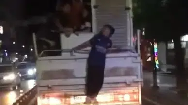 Çocukların Kamyonet Kasasında Tehlikeli Seyahati