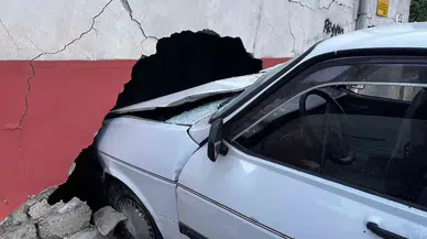 Denetimden Çıkan Araba Binaya Daldı: 1 Yaralı