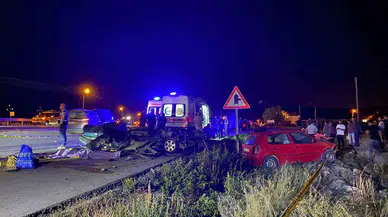 Denetimden Çıkan Araba, Refüjü Aşarak Karşı Şeritten Gelen Arabanın Üzerine Düştü: 2 Meyyit, 3 Yaralı