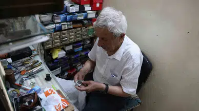Diyarbakır’da 90 Yaşındaki Saat Tamir Ustası 58 Yıldır 2 Metrekarelik Alanda Vakitle Uğraşıyor