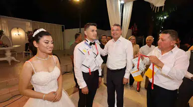 Düğünde Gelin ve Damada Beşi Bir Yerde Altın Yerine Beşi Bir Yerde Zerzevat Tohumu Takıldı